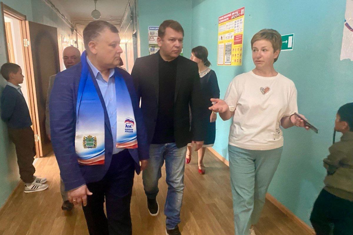 Депутаты посетили школу села Муромцево Бабынинского района