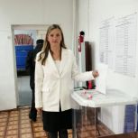 Члены Каслинского местного отделения партии «Единая Россия» Ольга Глазырина и Ирина Глазырина проголосовали на избирательных участках