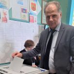 Партийцы принимают участие в голосовании на выборах в Костромской области