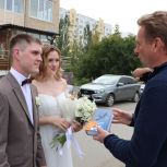 Депутаты от «Единой России» вручили омским молодожёнам сборники стихов о любви