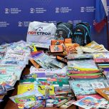 Депутат-единоросс Госсовета Республики Крым Елена Супрун совестно с представителями бизнеса передала канцелярские товары в региональный исполком Партии «Единая Россия»