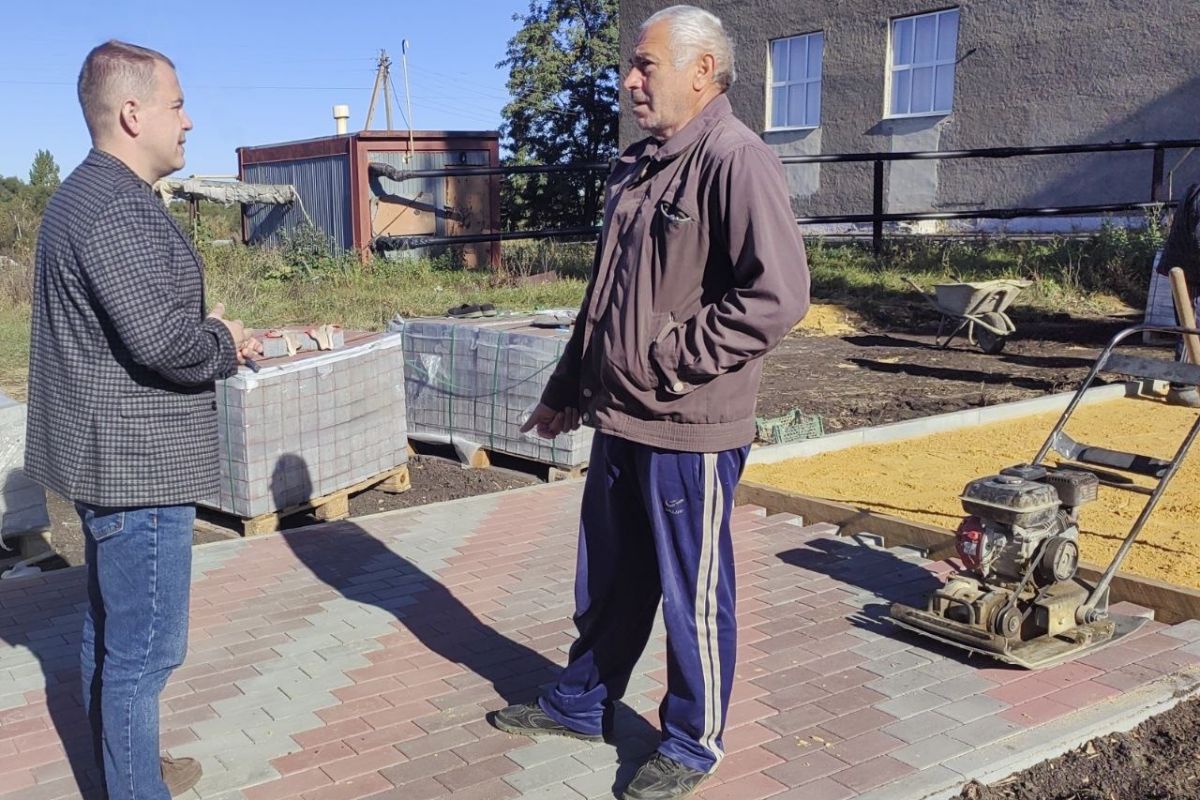 В селе Липецкой области по народной программе партии благоустраивают парковую зону