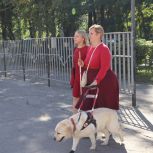 Курянка пришла на избирательный участок с собакой-поводырём