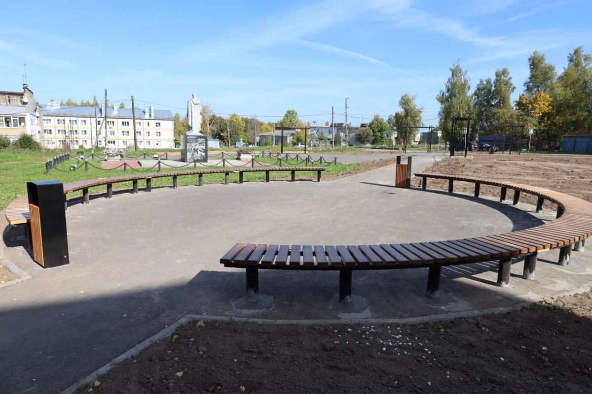 Партийный десант «Единой России» проверил ход работ по благоустройству общественных пространств Дальнеконстантиновского муниципального округа