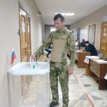 На избирательном участке  - все СВОи: в Кинеле проголосовал участник СВО и его родители-волонтеры