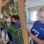 В ЛНР единороссы провели для семей участников СВО мастер-класс по плетению маскировочных сетей