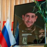Единороссы открыли Парту Героя льговчанину, добровольцу отряда «БАРС- Курск», участнику СВО Виктору Косоголову