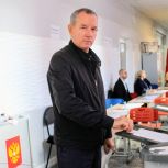 Глава Советского района, региональный координатор федерального партийного проекта «Единой России» «Городская среда» Владислав Макаров проголосовал на своём избирательном участке в школе 121 вместе с супругой