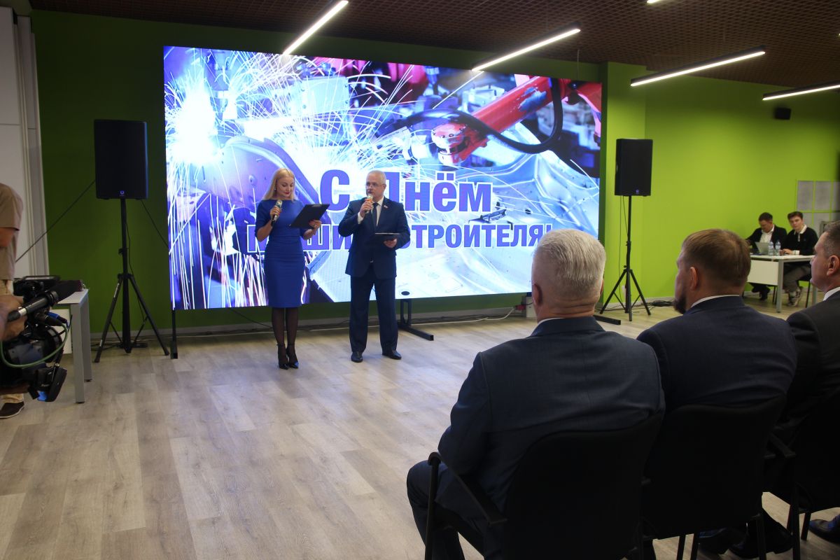 Машиностроителей ЛНР наградили в связи с профессиональным праздником