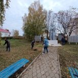 Партийцы Кугарчинского района благоустроили памятник «Скорбящая мать» в селе Подгорное