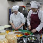 В Алексеевском районе студенты колледжа делают заготовки для участников СВО