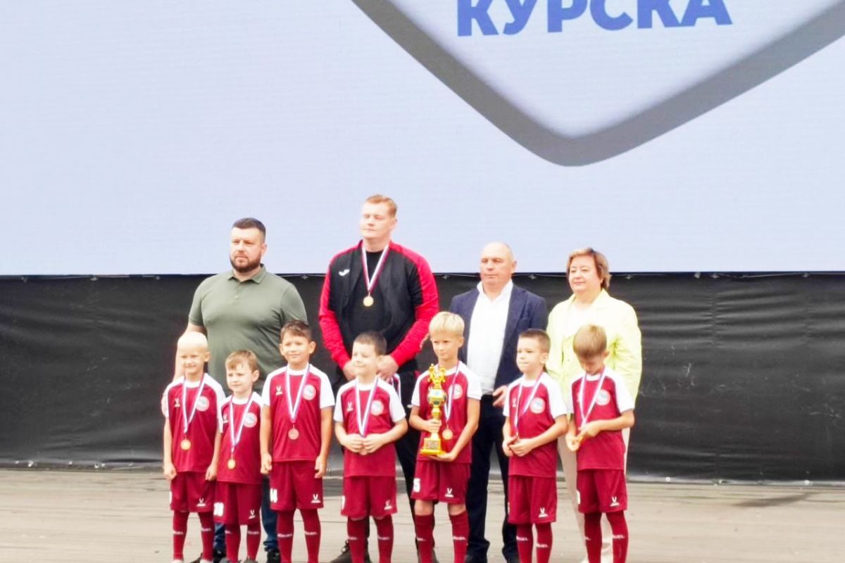 Секретарь регионального отделения партии «Единая Россия» Евгений Лобов  наградил лучших футболистов Чемпионата города