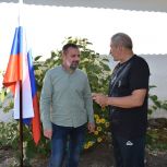 Ветеран СВО пришёл на избирательный участок с женой и сыном