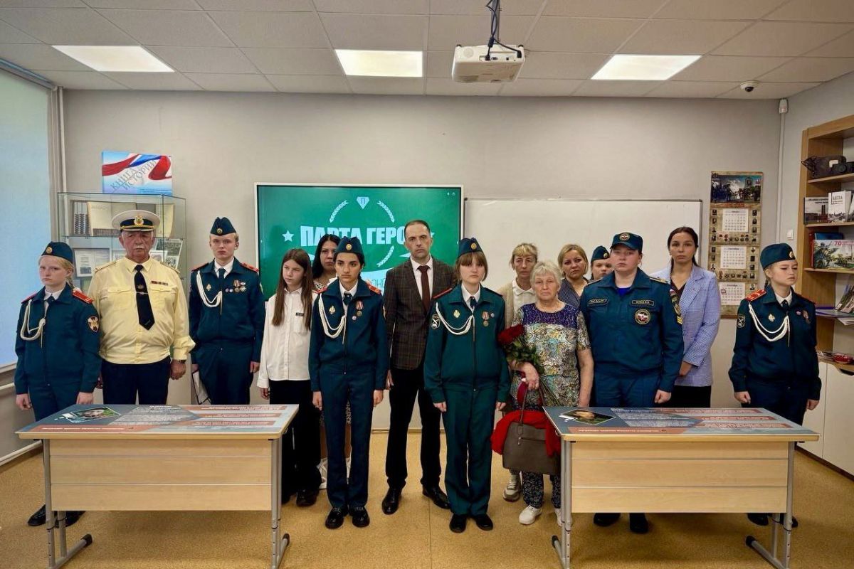 При поддержке «Единой России» в школе Калининградской области установили две Парты Героя