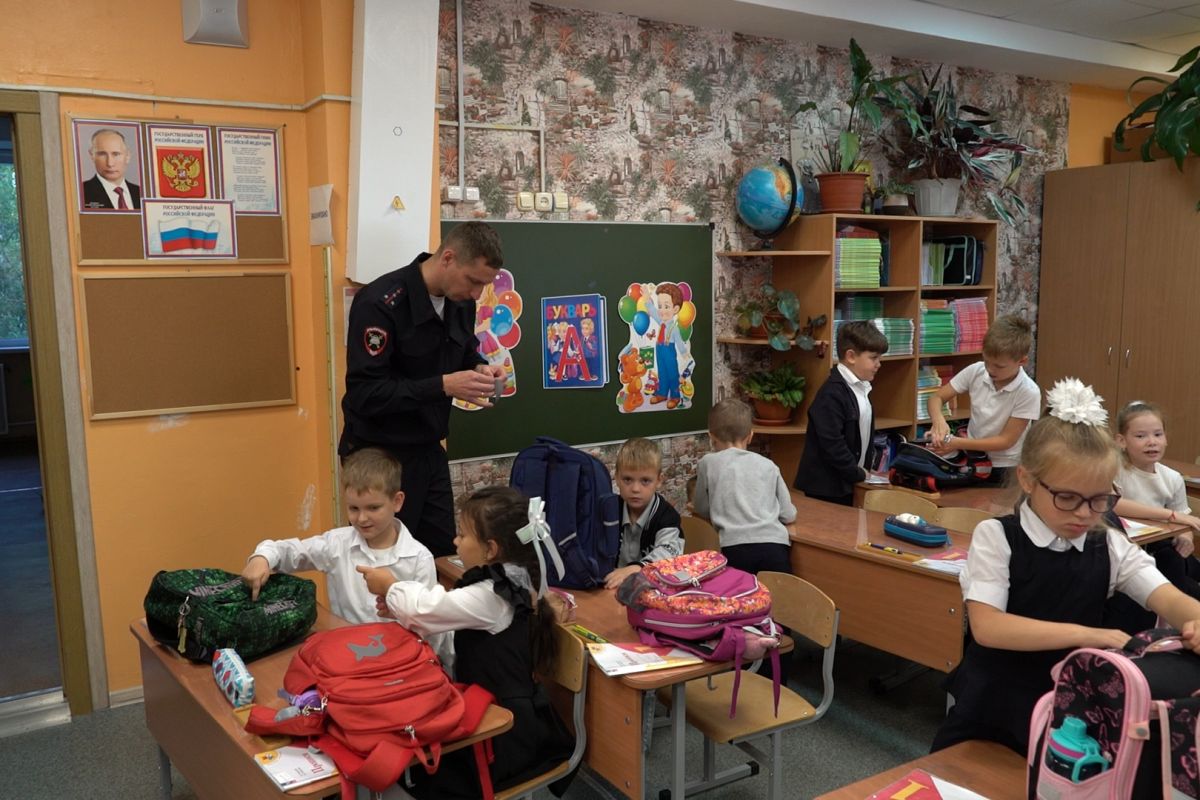 Камчатские первоклассники получили «Свидетельства пешехода»: партийный проект «Безопасные дороги» продолжает работу по профилактике детского травматизма