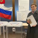 Руководитель депутатского центра Саткинского округа Светлана Докшина приняла участие в голосовании на избирательном участке № 1191