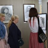 В Санкт-Петербурге по партпроекту «Женское движение Единой России» открыли передвижную выставку «Родина в сердце Героя»