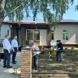 Единороссы проконтролировали ход ремонта детской библиотеки и новой уличной сцены в Милославском районе