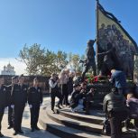 Монумент Героям СВО торжественно открыли в Магадане у спорткомплекса «Президентский»