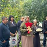 В Красноярске "Единая Россия" организовала торжественный парад у дома ветерана