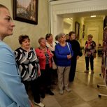 Активисты партийного проекта «Старшее поколение» побывали на экскурсии в Севастопольской школе искусств