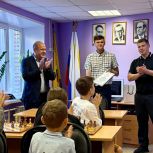 Сергей Пупков и Дмитрий Репников поздравили рязанского шахматиста Олега Алешина с его победой в финале открытого шахматного турнира