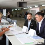 Мэр Иркутска Руслан Болотов и ветеран СВО Евгений Косолапов проголосовали на выборах губернатора на одном избирательном участке