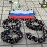 В Екатеринбурге прошел флешмоб в День воссоединения Донецкой Народной Республики, Луганской Народной Республики, Запорожской области и Херсонской области с Российской Федерацией