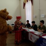 Избиратели в костюмах ростовых кукол пришли на выборы в Курском округе