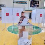 Член политсовета дагестанского отделения «Единой России» Наила Агасиева проголосовала на выборах в селе Хив