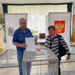 На избирательные участки продолжают активно идти избиратели