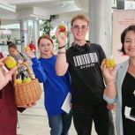 Единороссы подарили жителям Белоярского «витамины Арктики»