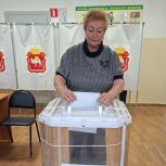 В Чебаркульском районе местные координаторы партпроектов «Единой Росси» «Старшее поколение» Зинаида Безбородова и «Новая школа» Ольга Кондратьева приняли участие в выборах