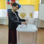 В Увельском районе члены партии «Единая Россия» отдают свои голоса на выборах