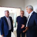 Леонид Огуль оценил ход капремонта больницы в Енотаевском районе