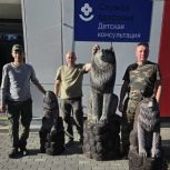 «Единая Россия» доставила в Новоайдар скульптуры волчат из Тамбовской области