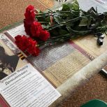 Двадцатую «Парту героя» открыла «Единая Россия» в Любимовской школе Херсонской области, где также работают над созданием мурала по проекту «Лица героев»