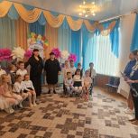 Волгоградские молодогвардейцы поздравили воспитателей с профессиональным праздником