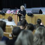 Людмила Бабушкина встретилась с трудовым коллективом Уральского центра народного искусства и поздравила артистов и работников учреждения с юбилейной датой
