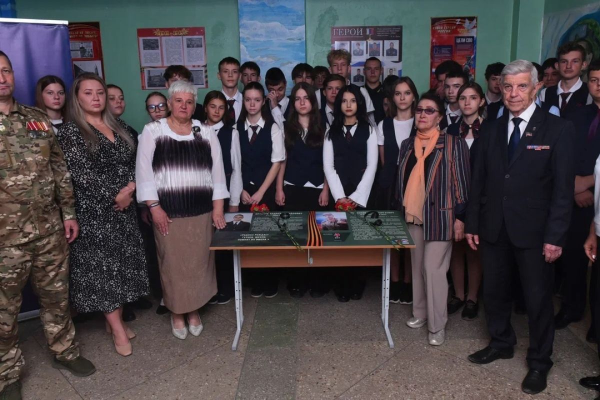 В Донецке «Единая Россия» открыла Парту Героя в память о двух участниках СВО