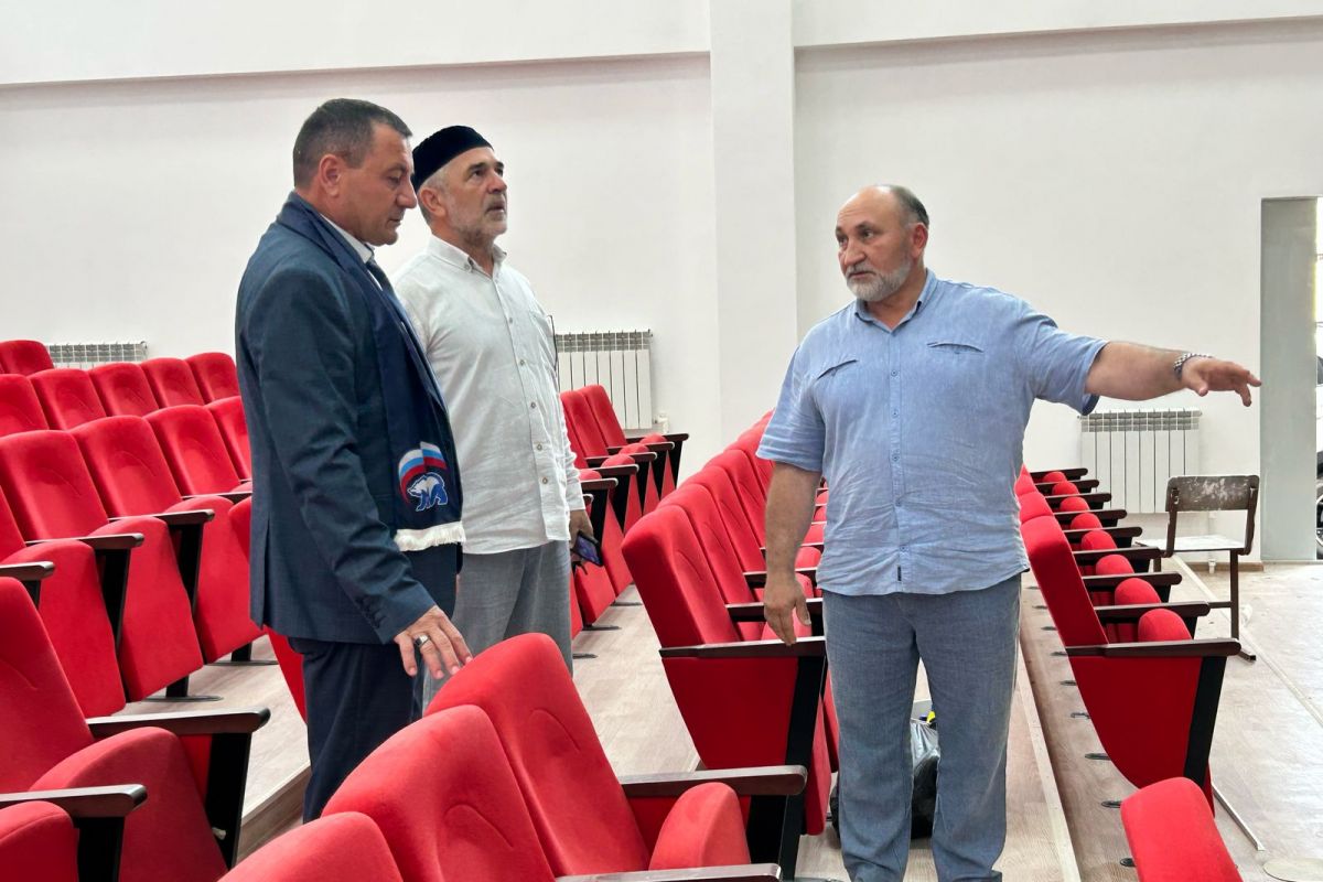 В рамках реализации Народной программы партии "Единая Россия", партийный десант провел выездную проверку качества капитального ремонта в Доме культуры сельского поселения Галашки