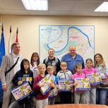 Муниципальные депутаты помогли собрать к школе детей на западе Москвы