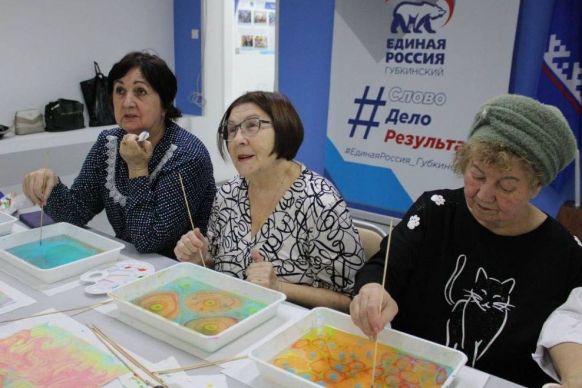 Представительниц «серебряного» возраста Губкинского научили рисовать техникой эбру