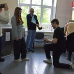 На одном из избирательных участков Екатеринбурга девушке сделали предложение руки и сердца