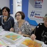 Представительниц «серебряного» возраста Губкинского научили рисовать техникой эбру