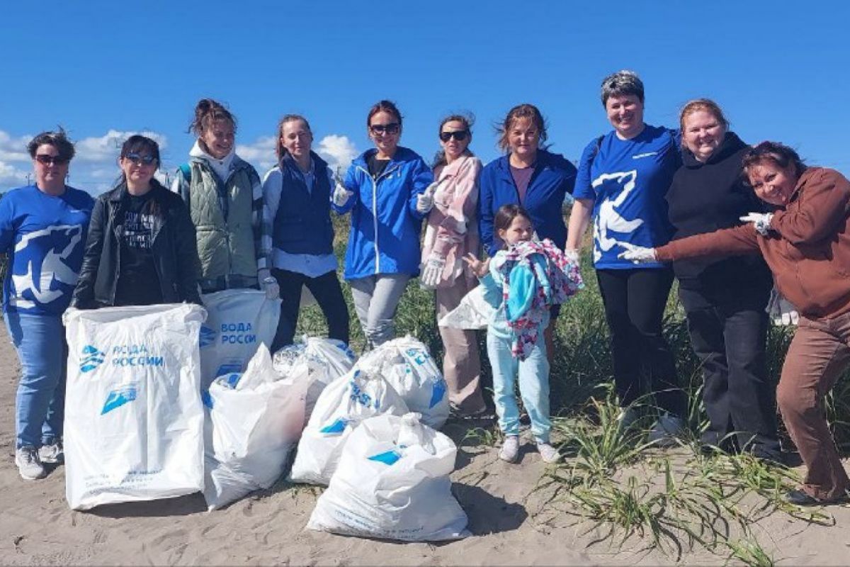 Волонтёры «Единой России» организовали уборку на берегу Охотского моря