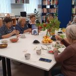 «Единая Россия» организовала творческий мастер-класс «Рябиновые бусы» для старшего поколения