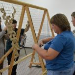 Жители Рассказовского округа после голосования плетут маскировочные сети