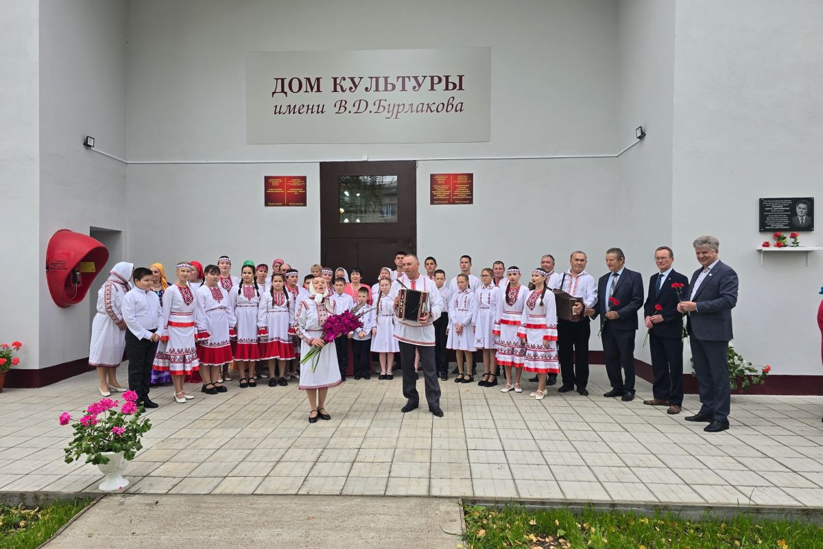 В деревне Кужмара Советского района после капитального ремонта открылся Дом культуры имени народного артиста Виктора Бурлакова