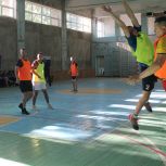 В Славяносербске прошел турнир по гандболу памяти заслуженного мастера спорта Евгения Ивахина